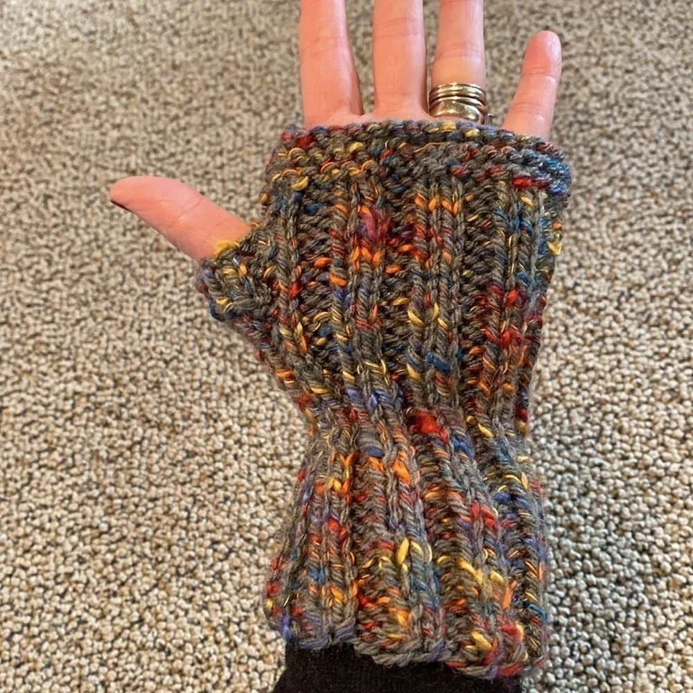 NWOT Fingerless Gray Knit Gloves